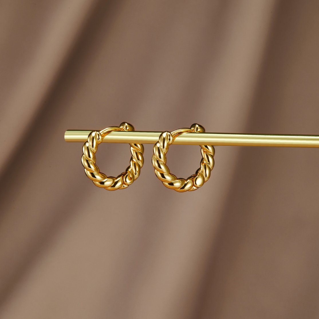 Luna Guld Twist Örhängen