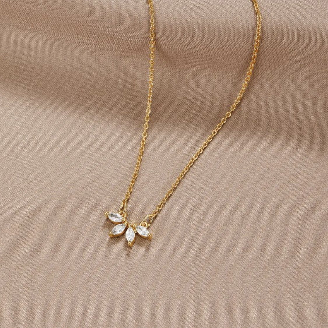 Omelia Kristallblad Necklace
